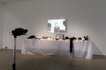 Marina Abramović  Rhythm 0, 1974 Table with 72 objects and slide projector with slides of performance, Cortesía: Lisson Gallery